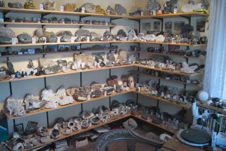 Typische Mineraliensammlung